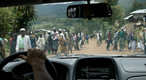 Kuva auton sisältä tielle, joka on täynnä etiopialaisia. Kuva: Tuppuraisten arkisto