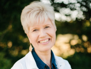 Kuvassa lähettäjäyhteyksien koordinaattori Hanna-Mari Vuorinen