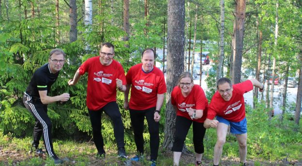 Kuvassa Hämeen Kansanlähetyksen iloiset juoksijat lähtövalmiina