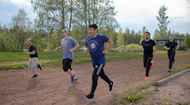 Maahanmuuttajatyön viestijoukkue harjoittelee juoksemalla cooperin testiä Ryttylässä