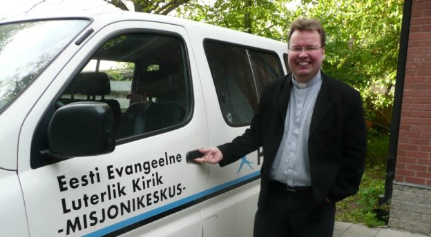 Viron kirkon lähetyskeskuksen johtaja Mika Tuovinen Biiblibussin vierellä. 
