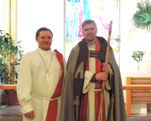 Piispa Ivan Laptev ja Aleksei Karbatsov Kelton kirkossa. 
