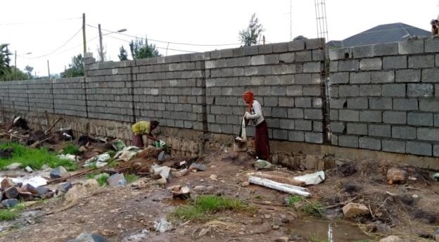 Rakennuksen seinä toimii samalla myös raja-aitana. Kuva: Kes Alemayehu