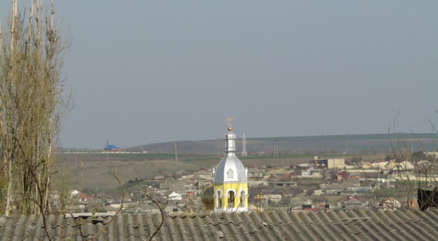 ohannes Kastajan ortodoksikirkon kupoli ja maisema maaseudulle. 