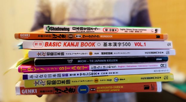 Kasa japanin kielen oppikirjoja.
