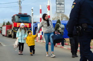 Ukrainalaisäiti lapsineen Romanian rajalla.