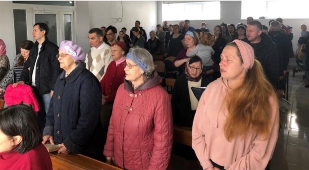 Gagauzikristityt kuuntelevat ukrainalaispastorin saarnaa. 