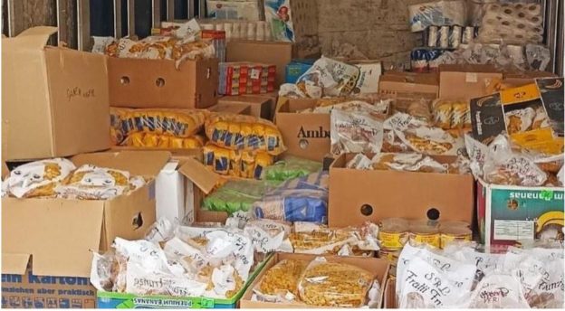 Kansanlähetyksen Ukrainan hätäapukeräykseen lahjoitetuilla varoilla hankittuja elintarvikkeita. 