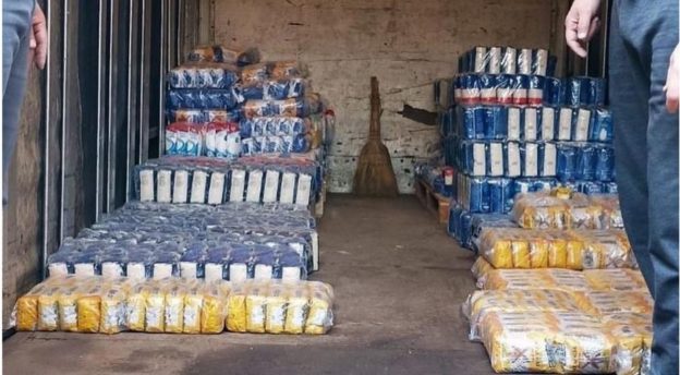 Kansanlähetyksen Ukrainan hätäapukeräykseen lahjoitetuilla varoilla hankittuja elintarvikkeita. 