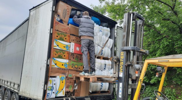 Avustuskuorman purku alkaa Ukrainassa. Kuva: Tabean arkisto