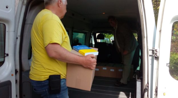 Uusia testamentteja lastataan pakettiautoon, jolla ne kuljetetaan edelleen Ukrainaan lähtevään rekka-autoon. Kuva: CME-järjestö