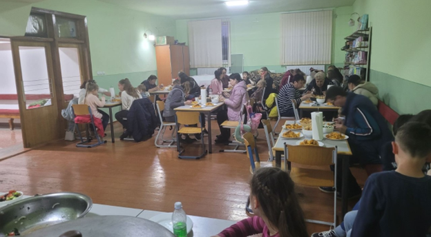 Ukrainalaisia pakolaisia ruokailemassa Gagauzi-seurakunnassa. 