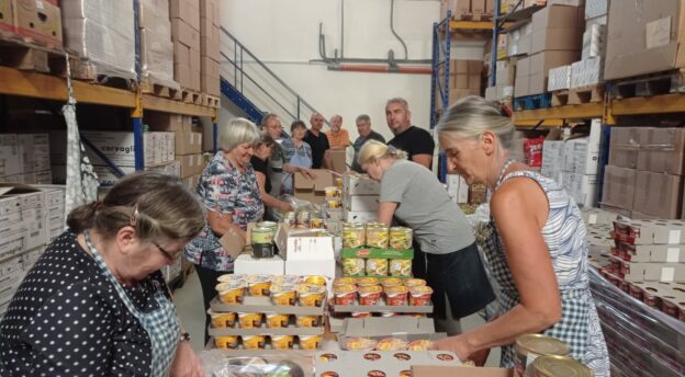 Tabean vapaaehtoistyöntekijät pakkaamassa ruokapaketteja. Kuva: Tabean arkisto