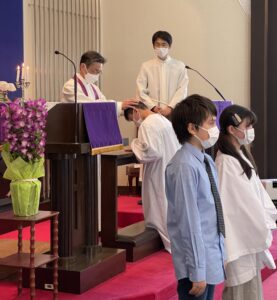 Shuhei piti keväällä Nishi-Akashin seurakunnassa nuorille rippikoulua ja maaliskuussa nuoret konfirmoitiin. Taustalla seurakunnan pastori Hagisawa ja Shuhei. Kuva: Johanna Yamaguchi 