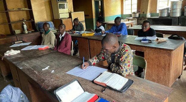 Gerson Mgayan oppilaita, jotka opiskelevat ensimmäistä vuottaan evankelistoiksi Kidugalan raamattukoulussa. Meneillään on Johdanto Vanhaan testamenttiin -kurssi. Kuva: Gerson Mgaya