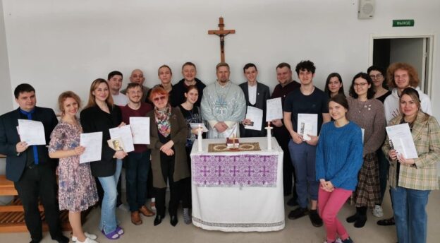 Piispa Laptev jakoi todistukset Teologisen peruskurssin suorittaneille Keltossa huhtikuussa 2022. Kuva: Inkerin kirkon arkisto