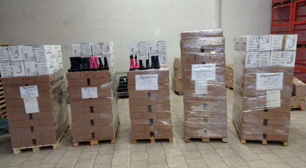 Kuvassa on Ukrainan sotaorvoille pakattuja paketteja. Kuva: Tabean arkisto