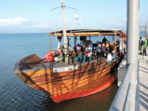 Matkailijat lähdössä purjehtimaan Genesaretinjärvellä.