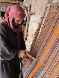Nainen tekee kangasta pystykangaspuilla raamattukylässä Nasaretissa.
