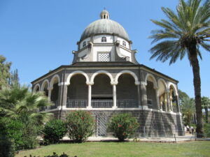”Autuaita ovat…” Vuorisaarnan vuoren kaunis kirkko on yksi italialaisen Antonio Barluzzin (1884-1960) suunnittelemista kirkoista Israelissa.