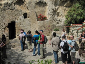 Puutarhahauta konkretisoi, että Jeesuksen hauta on tyhjä. Siellä matkaryhmät viettävät usein myös ehtoollista.