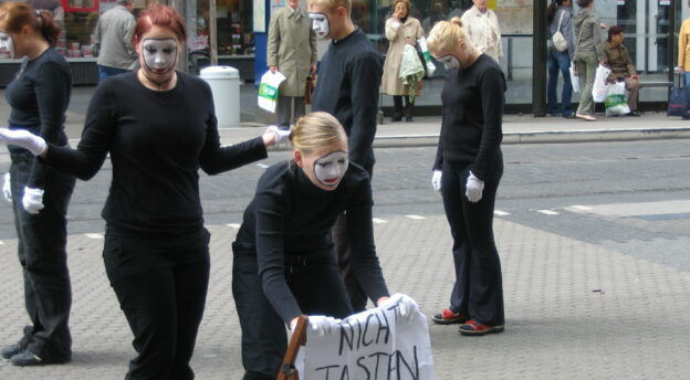 Nuoret esittävät pantomiimia kadulla. Kuva Mikko Tiira
