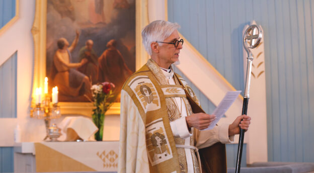 Piispa Matti Repo puhuu Mommilan kirkossa loppiaisena 2023. Kuva: Sanna Myllärinen