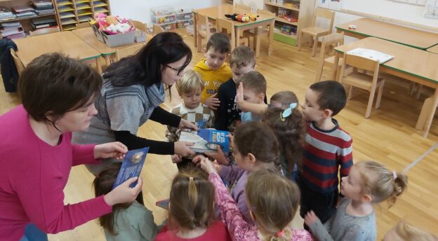 Kirjoja jaetaan lapsille Nagykarolyn päiväkodissa Romaniassa. Kuva: Idän kirjallisuustyön arkisto