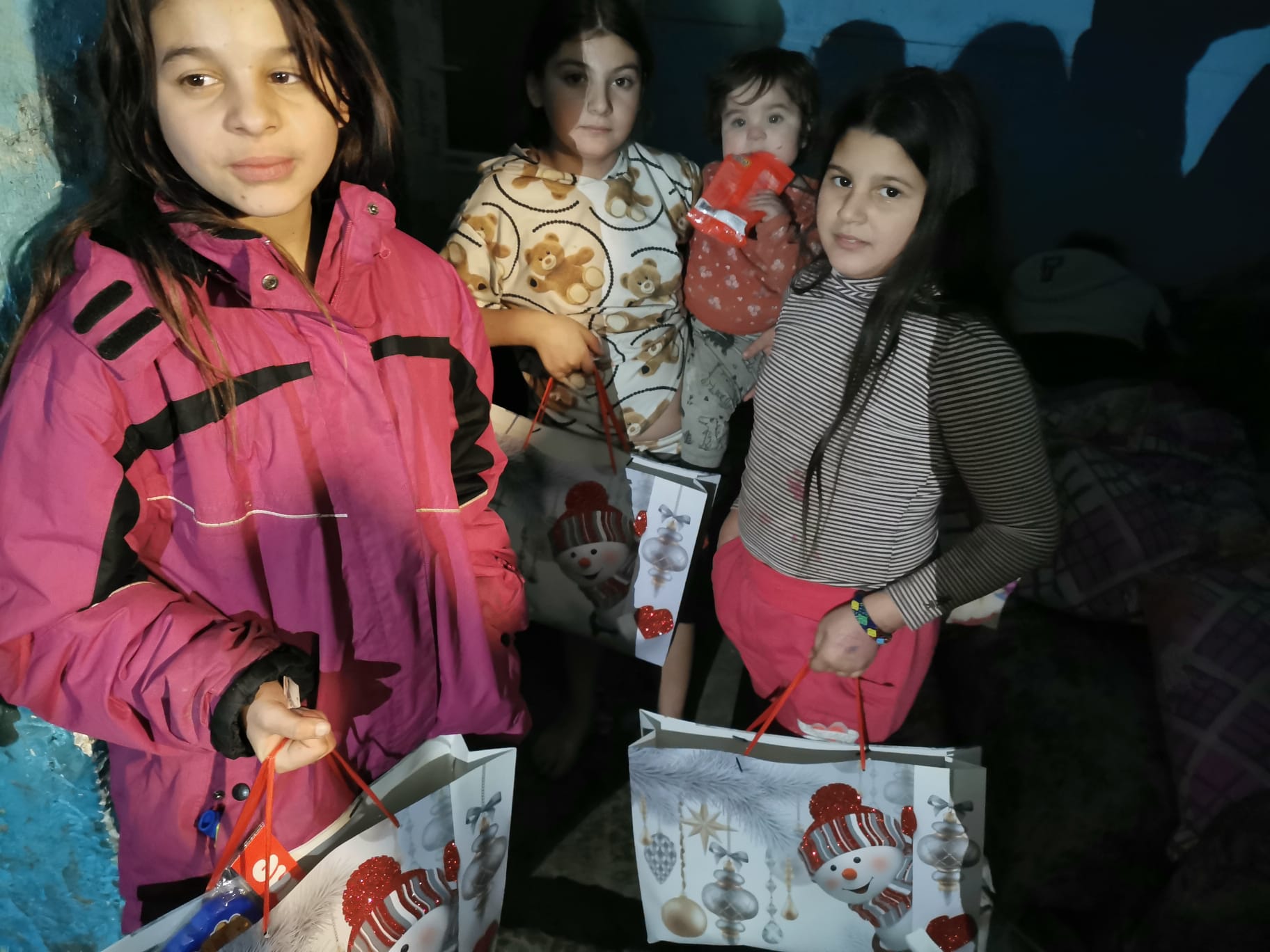 Bukarestilaislapset ovat saaneet joulukassit. Kuva Anneke van der Kouwe