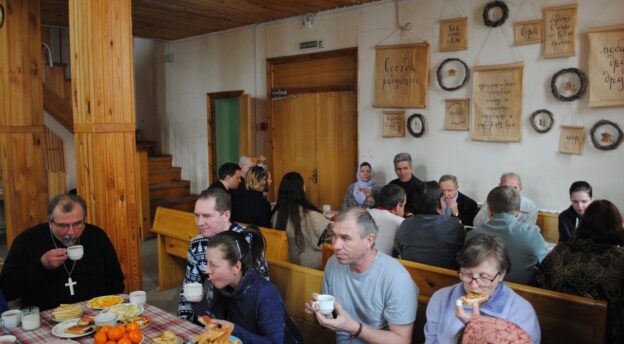 Mordvan seurakunta on tuttu runsaasta kahvipöydästä, jonka äärellä seurakuntalaiset jakavat kuulumisiaan jumalanpalveluksen jälkeen. Kuva: Velmema-seurakunnan arkisto