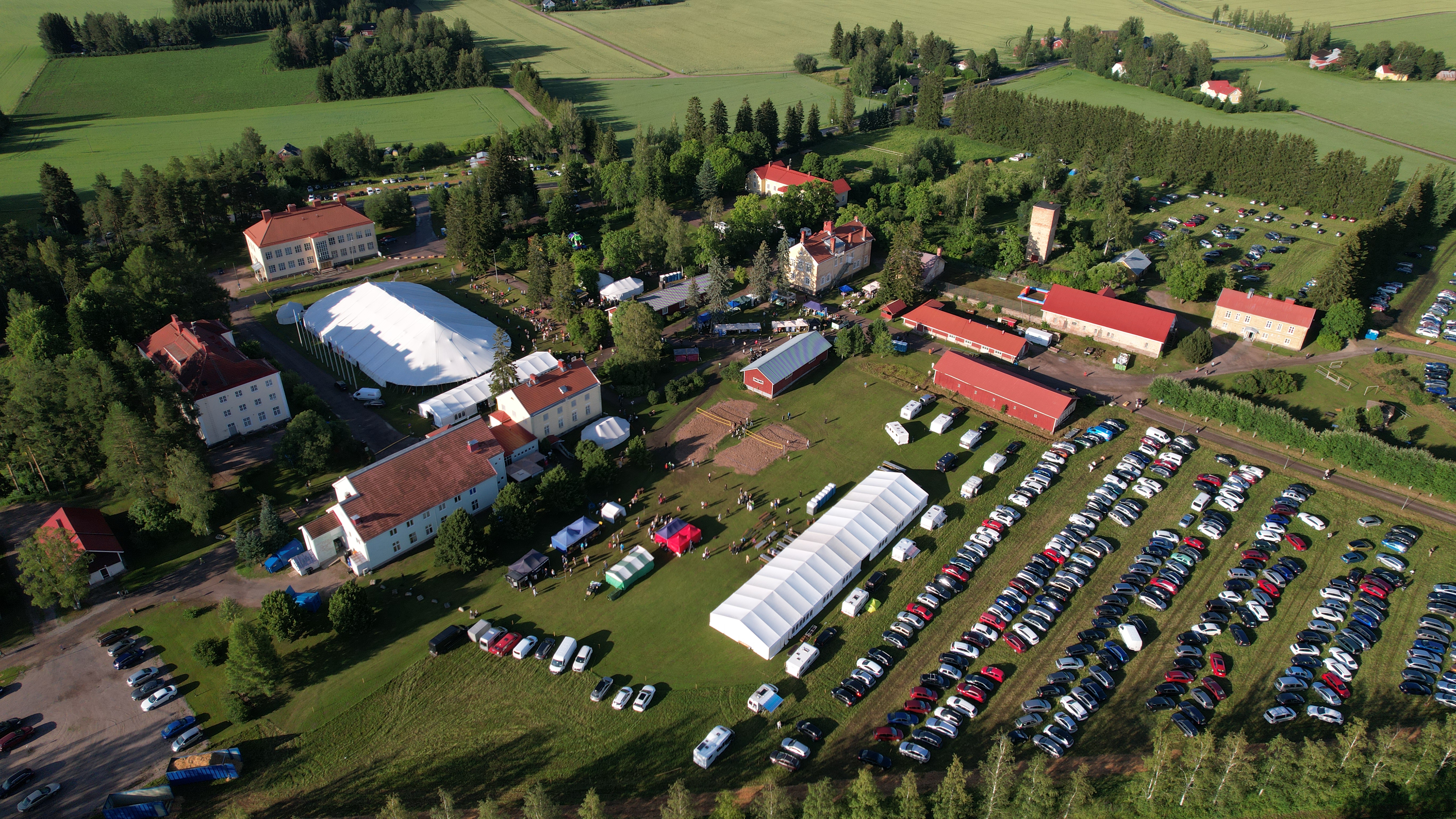 Kansanlähetyspäivien parkkitilat täyttyivät lauantaina. Kuva: Storyframe, Marianna Mäkiniemi