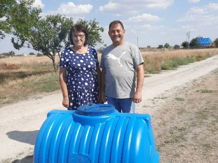 Ukrainalainen pariskunta iloitsee vesikontistaan. 