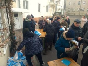 Ukrainan Odessassa jaetaan elintarvikkeita ja hengellistä kirjallisuutta tammikuussa 2024. Kuva: Camratin seurakunta