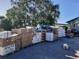 Avustusmateriaalit odottavat jatkokuljetusta Ukrainassa. Kuva: Tabean arkisto