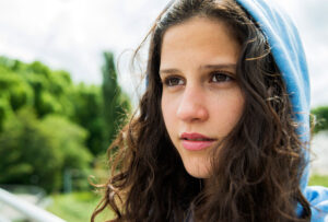 Kuvassa nuori juutalaisnainen. Kuva: Envato