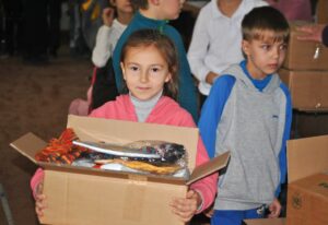 Moldovalaiset lapset hakemassa joulupaketteja. Kuva: Tabea