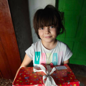 Ukrainalainen tyttö sai paketillisen jouluiloa. Kuva: Tabea