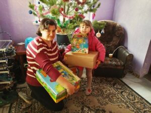 Ukrainalainen perhe sai joululahjoja. Kuva: Tabea