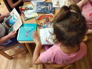 Idän kirjallisuustyö jakoi kristillistä lastenkirjallisuutta päiväkoteihin Itä-Euroopassa. Kuva: Idän kirjallisuustyö
