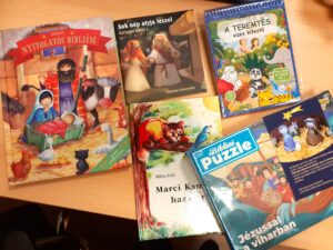 Idän kirjallisuustyö jakoi kristillistä lastenkirjallisuutta päiväkoteihin Itä-Euroopassa. Kuvassa päiväkotien saaman paketin sisältö. Kuva: