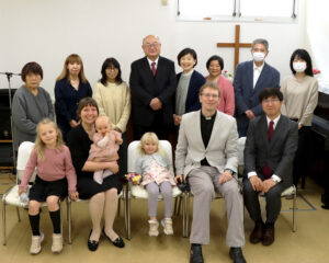 Japanin lähetystyöntekijämme Markus ja Kia Syrjätie asetettiin tehtäviinsä HAT-Koben kirkon yhteistyölähetteinä 7.4.2024. Kuva: Markus Syrjätie