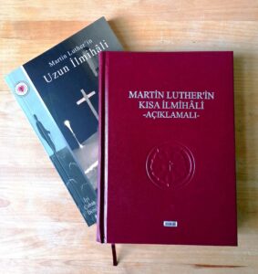 Etu-Aasiassa koulutustyössä auttavat myös turkin kielelle käännetyt Lutherin Iso Katekismus (vas.) ja Vähä Katekismus selityksin. Kuva: Marja Neuvonen