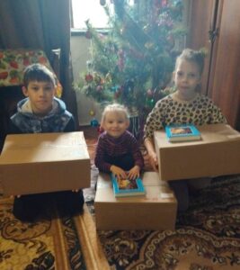 Ukrainalaiset lapset saivat joulupaketin kotiin. Kuva: Tabea